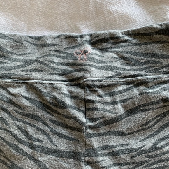 Aritzia TNA Leggings in Tiger Print - Picture 3 of 9